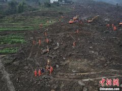 工做人员正正在收集航飞原始影像及数